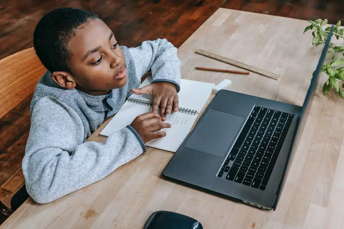 enfant étudier