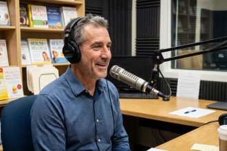 Homme animateur radio en studio moderne avec micro et casque