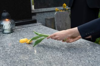 Au-delà des mots : comment choisir la gravure funéraire parfaite ?