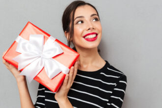 Cadeau femme à moins de 20 euros : le petit budget peut-il vraiment toucher juste ?